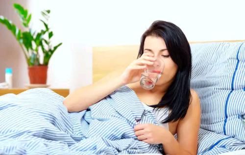 晚上睡覺前喝杯水到底好不好？為什么？你真的知道嗎？不要再錯(cuò)了