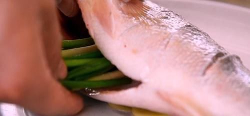 鲈鱼最经典的做法,鲜嫩可口,汤鲜味美,学会了又是一道硬菜