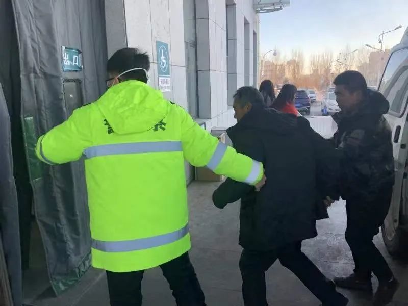 生死时速|疫情期间，兴安盟乌市交警开辟绿色通道 护送重病患者紧急就医