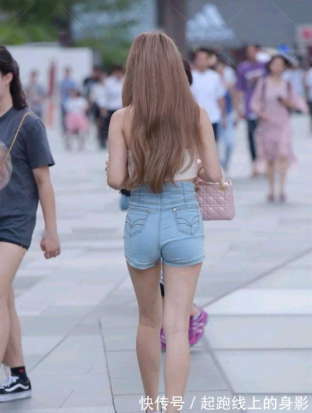 性感 白色挂脖式针织上衣,搭配牛仔短裤和小白鞋,时尚性感又减龄好看!