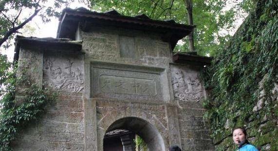 建在|中国一建在悬崖的古寺，长得像城堡，却悬浮半空400年屹立不倒