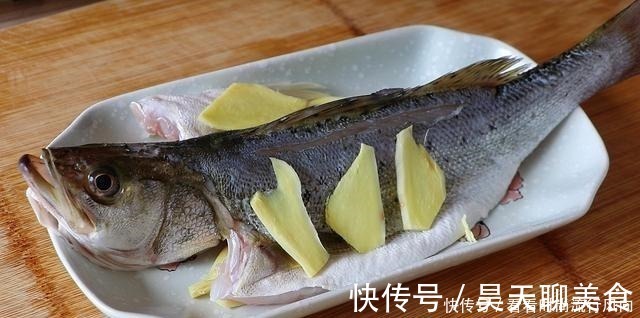 正确做法|清蒸鱼放盐和料酒就错了，教你正确做法，又鲜又嫩还不腥，太香了