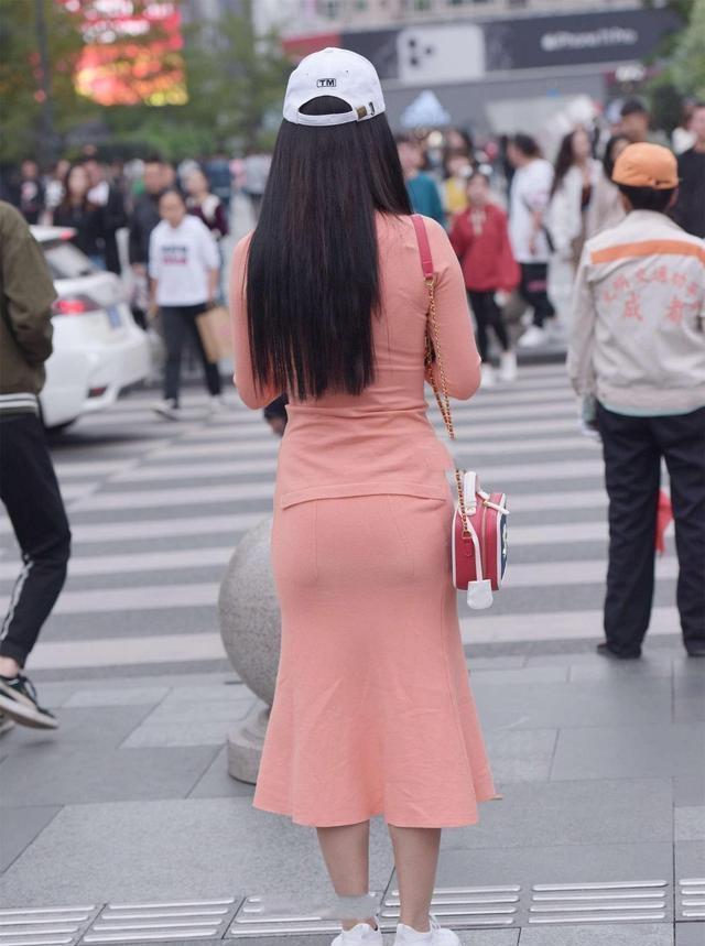 连衣裙的装扮精致耐看不浮夸, 一点也不张扬