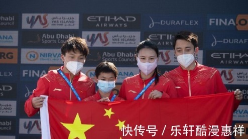 章鱼帽|全红婵平安回国!低头玩手机略显呆愣,但头顶章鱼帽却又异常可爱