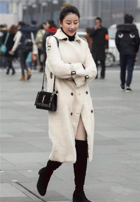 街拍：时尚靓丽的小姐姐，身姿姣好曲线优美，身姿曼妙曲线傲人