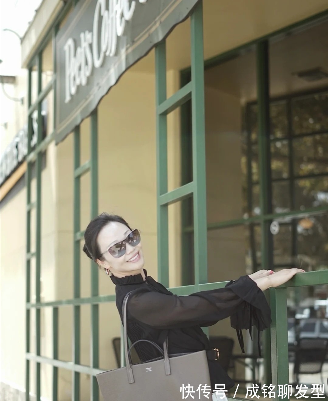 优雅|60岁的女人原来也可以这么美!自然真实不装嫩,一举一动皆优雅