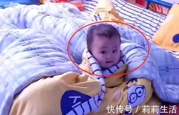 妈妈|妈妈边上睡觉,“萌娃”自己看电视,最后这小表情“亮”了