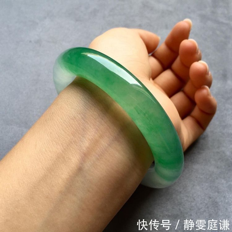 十年无人过问的翡翠原石,大哥看一眼就认定买下,切开瘫倒在地