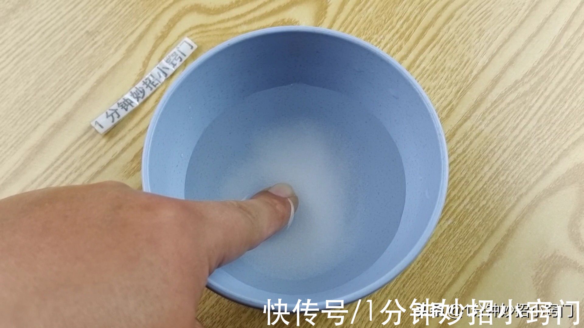 手上扎木刺了不要用针挑，教你一招让刺自己跑出来，非常简单实用