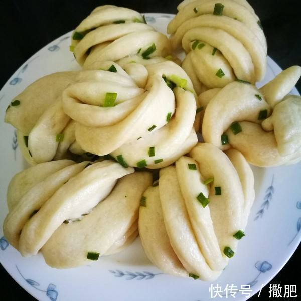 我家隔三差五做一次此饼，不用放一滴水，色香味俱全，刚上桌吃光