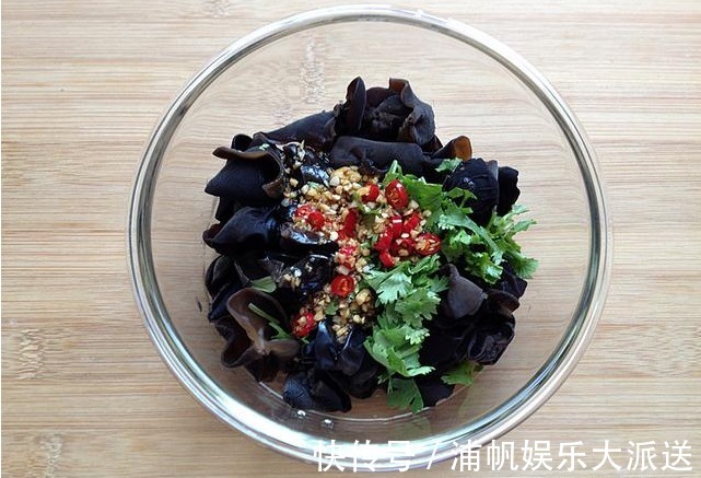 教你做一道凉拌菜,酸甜可口,下饭又下酒