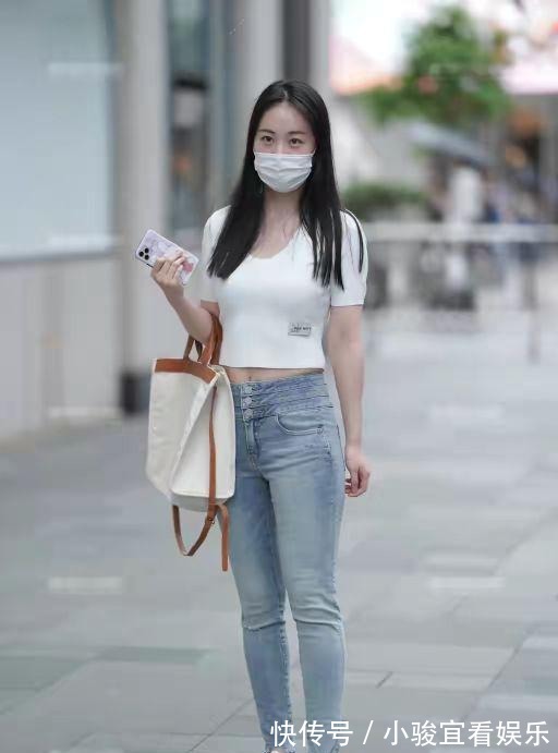 高腰 高腰牛仔裤，白T恤，这个夏季美女穿衣风格最美的回忆