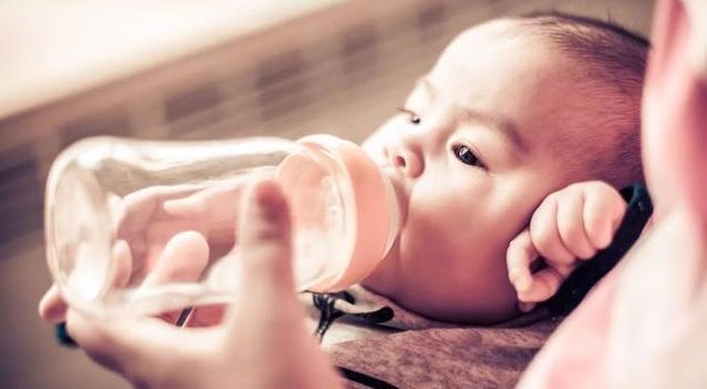 小美|夏天该不该给宝宝喂水,或者喂多少量合适,家长看完不纠结