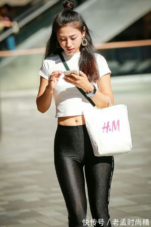 淑女 街拍:打底裤小姐姐尽显淑女柔情,拥有美丽动人身姿