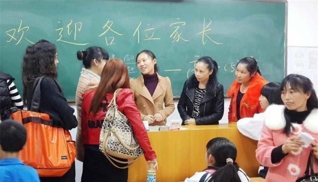 宝妈|妈妈穿新衣被老师请出家长会,看清上面的字,网友:没文化真可怕