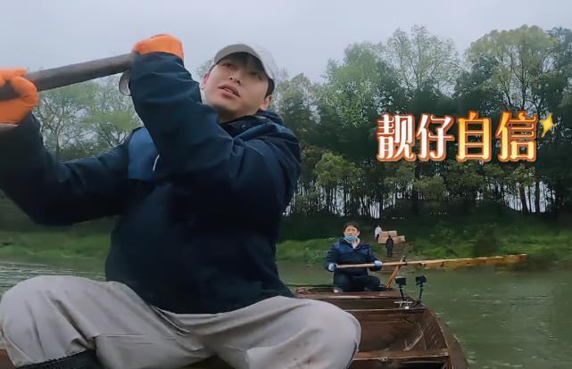 輕活|張子楓幫何炅搬行李, 腳上的鞋子成焦點(diǎn), 是不是來(lái)干活的一目了然