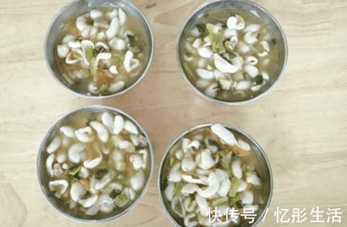 幼儿园|“幼儿园的饭真香”,妈妈看到女儿发来的照片后,开始怀疑人生