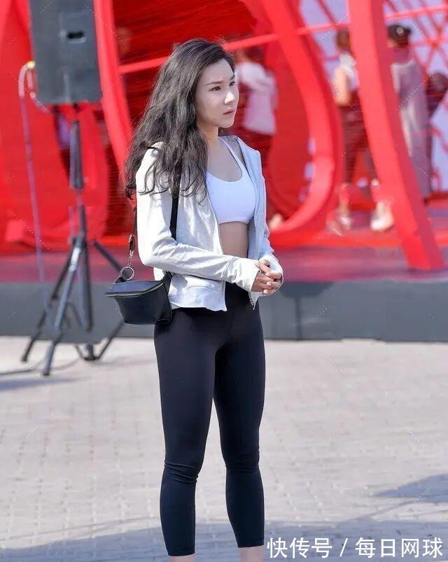 穿“无痕”瑜伽裤的美女，才能减少刻板感觉，显瘦增高！