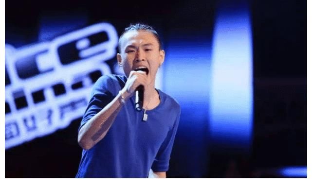 他因《中國好聲音》出名，靠一首歌走紅，作品火了之后他卻沒了熱度