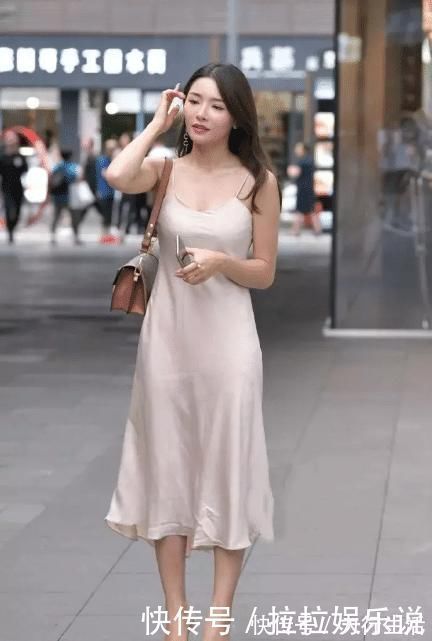 洒脱 裙子美女好开朗,逛街都喜欢打招呼,不显得累吗