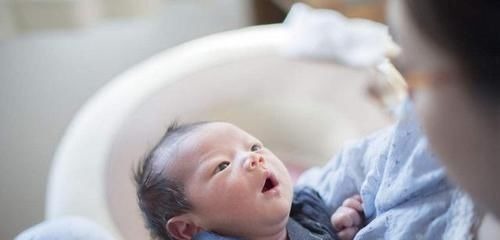 宝宝|哄娃时常用的这一姿势,对孩子的伤害很大,多数父母还在犯