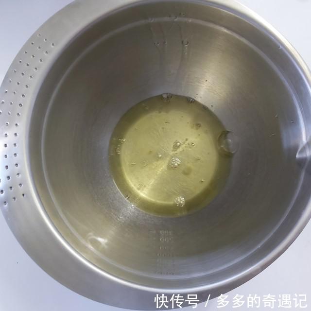 玉米淀粉|爆浆椰浆芝士奶盖蛋糕,切开一小口,竟然还是爆浆效果