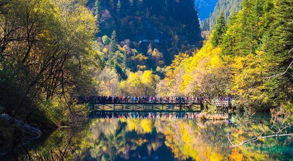重新开放的九寨沟,还会是归来不看水,色即是秋,秋即是色吗