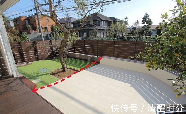 青石板|院子通铺水泥地过时了,甲板+草坪+沙地混铺,简单几种材料就很美