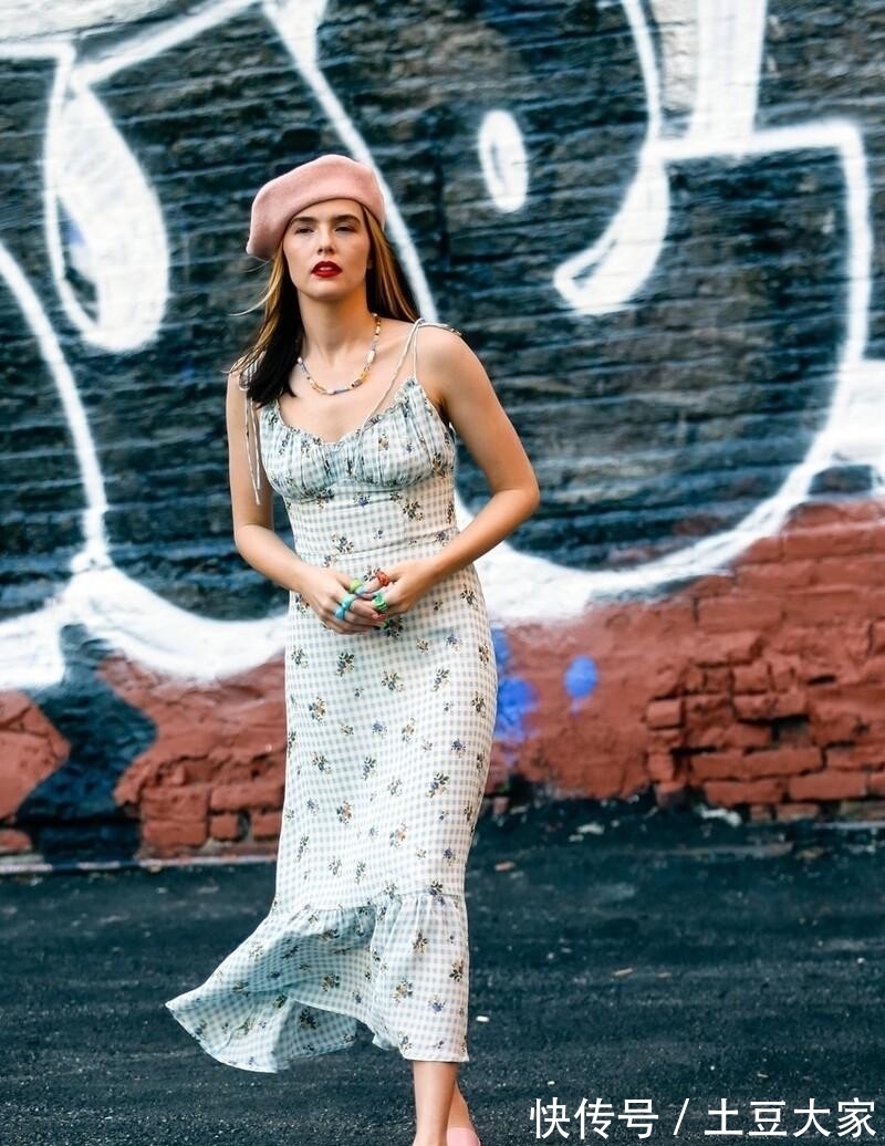 搭配 女人过了35岁打扮嫩点,穿大衣别戴毛线帽,彩色贝雷帽才高级