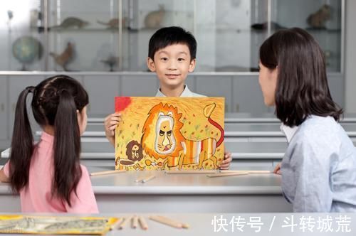 小李|小学生练“雨”字,写出小雨,中雨,暴雨,老师:孩子很有想象力