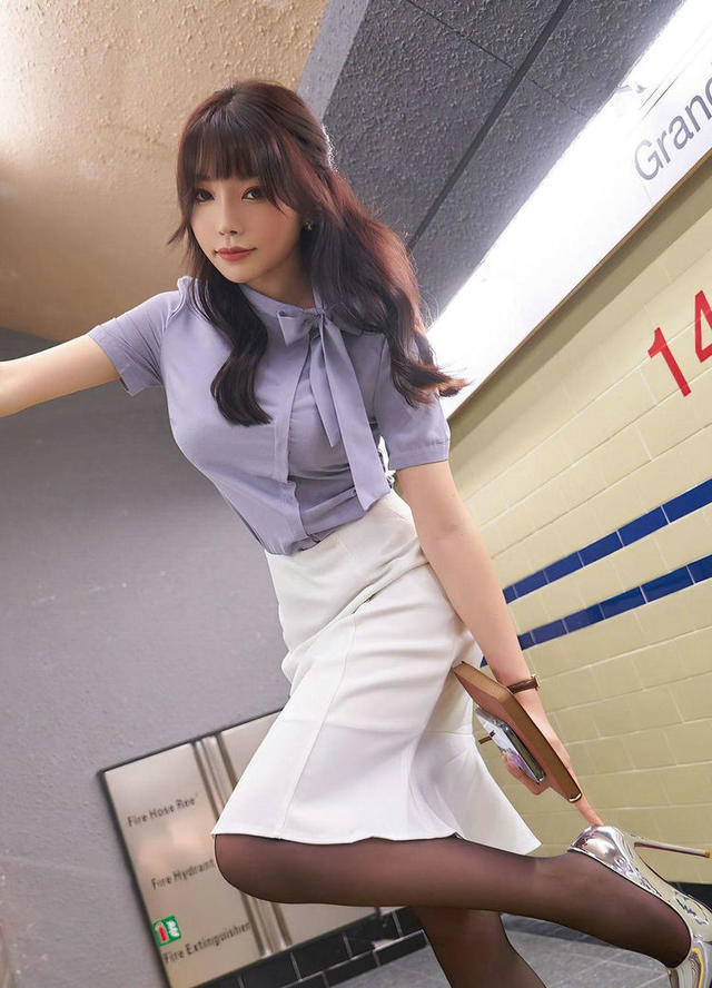 典雅|街拍:职业装搭配高跟鞋,衬托出白皙的皮肤,和整体风格时尚典雅