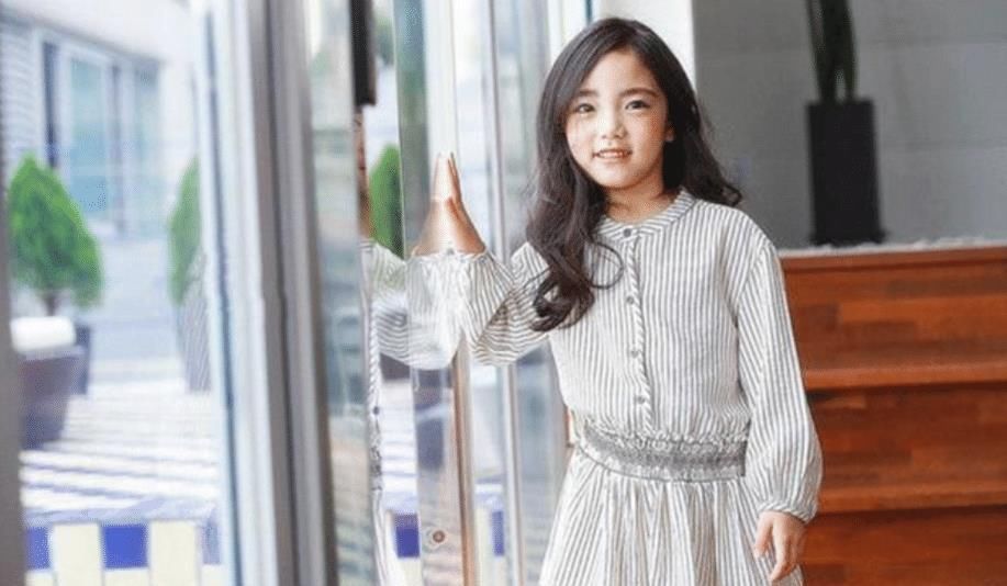 化妆品|韩国童模6岁开始化妆,12岁骨骼停止发育,妈妈的无知毁了孩子