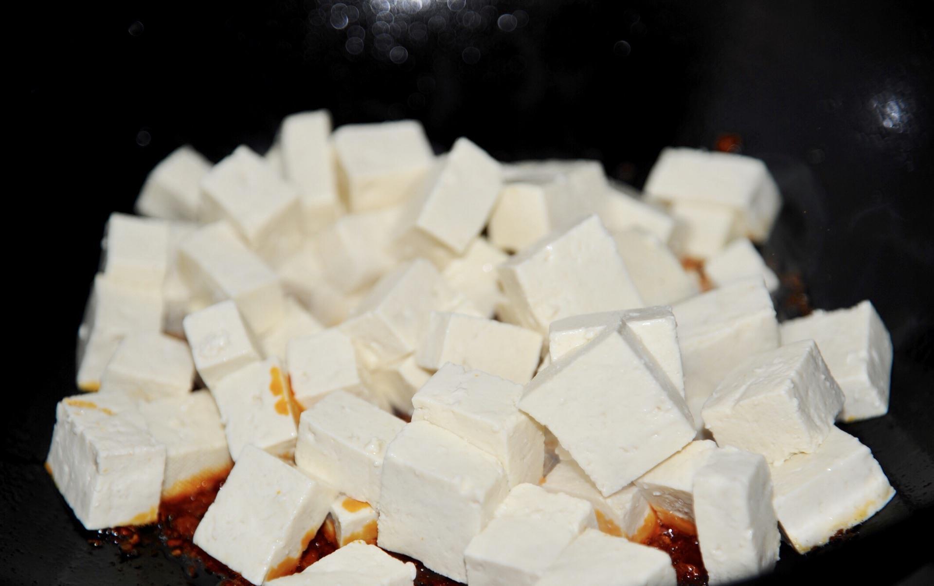 花2块钱买1块豆腐这样做,麻辣鲜嫩,在家也能吃到经典川菜