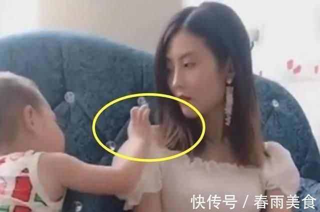 衣服|小姨新买的衣服,宝宝特意过去把袖子往上提,看一遍笑一遍