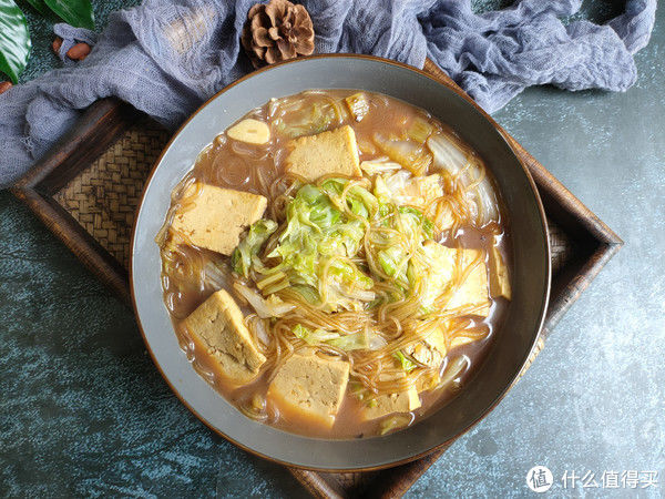 它和豆腐天生一对，热热乎乎炖一锅，汤汁都不剩