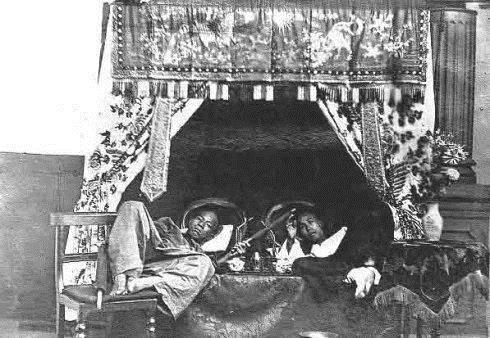 女子|13张老照片再现吸食鸦片的清朝百姓男子骨瘦如柴,女子媚态毕露