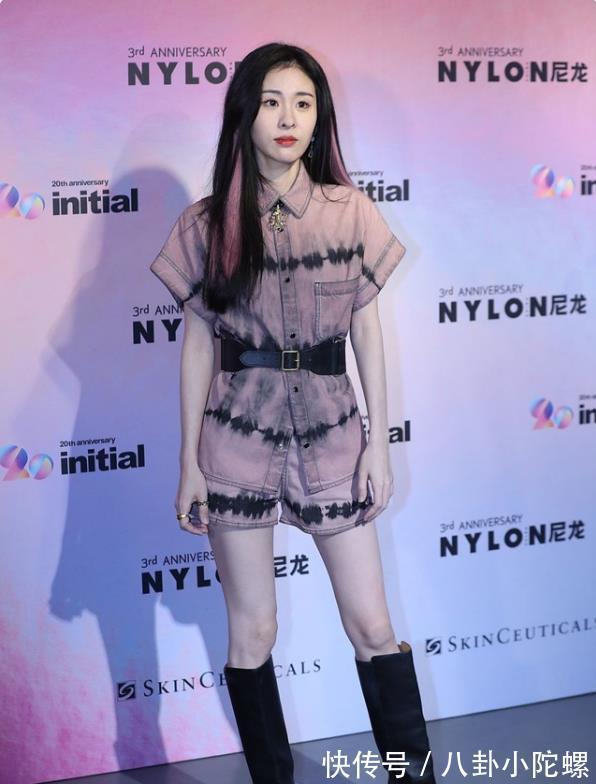 粉色|张碧晨还是太瘦了,腿细的靴筒都塞不满,单看腰围真不像生过孩子