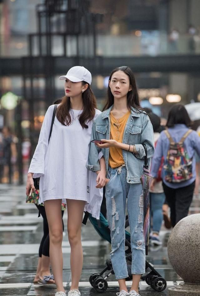 街拍:小姐姐的长相甜美,穿搭端庄,个性十足