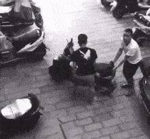 |搞笑GIF：这位哥们厉害了，摔倒了还能跑这么快