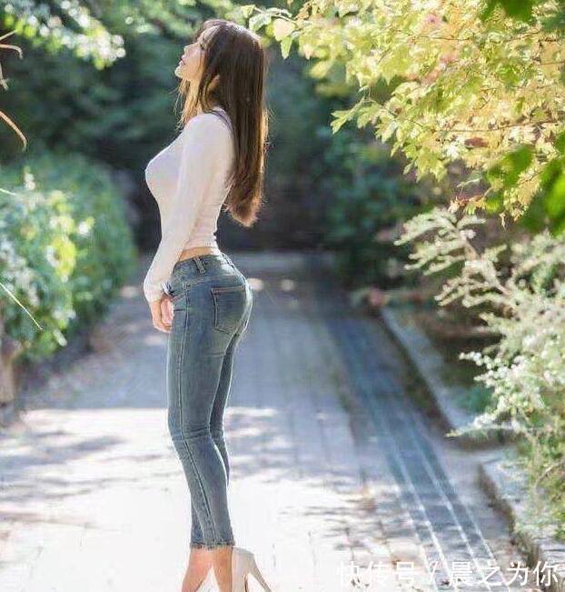 版型 洒脱自由的牛仔裤美女,展现完美腿型,穿出时尚风采!