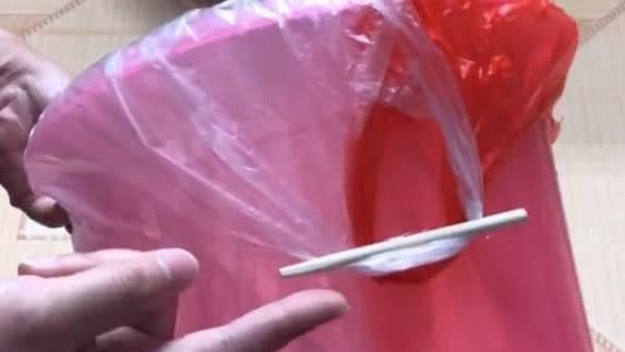 垃圾桶|垃圾桶上放一根筷子,真是厉害了,10个家庭9个都需要,学学吧