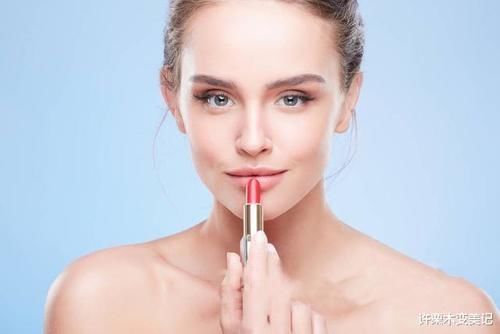 化妆|涂口红时,最好避开3个“低级错误”,很多女生不懂,难怪老掉色