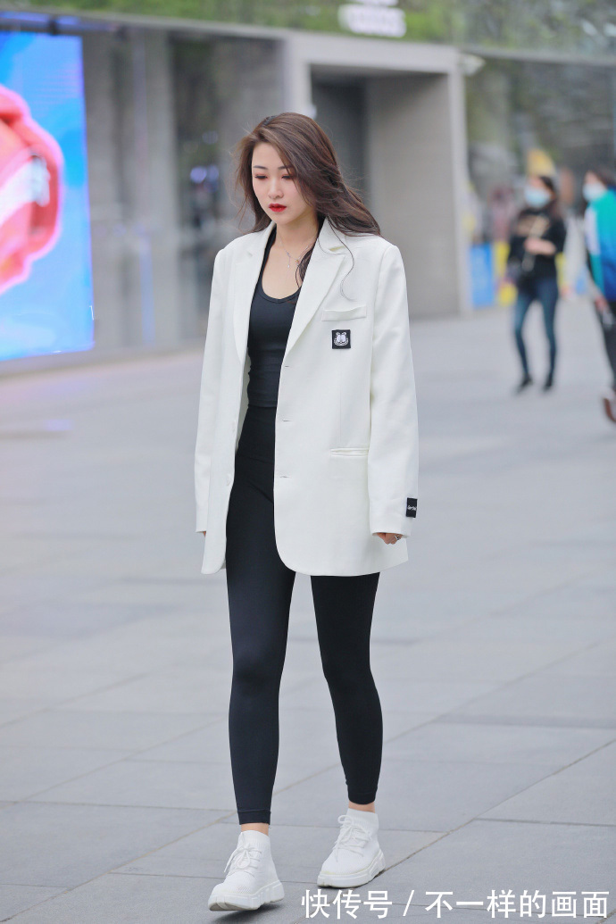 瑜伽 紧身瑜伽裤火了,时尚修身,效果有目共睹,自信的女生才敢穿