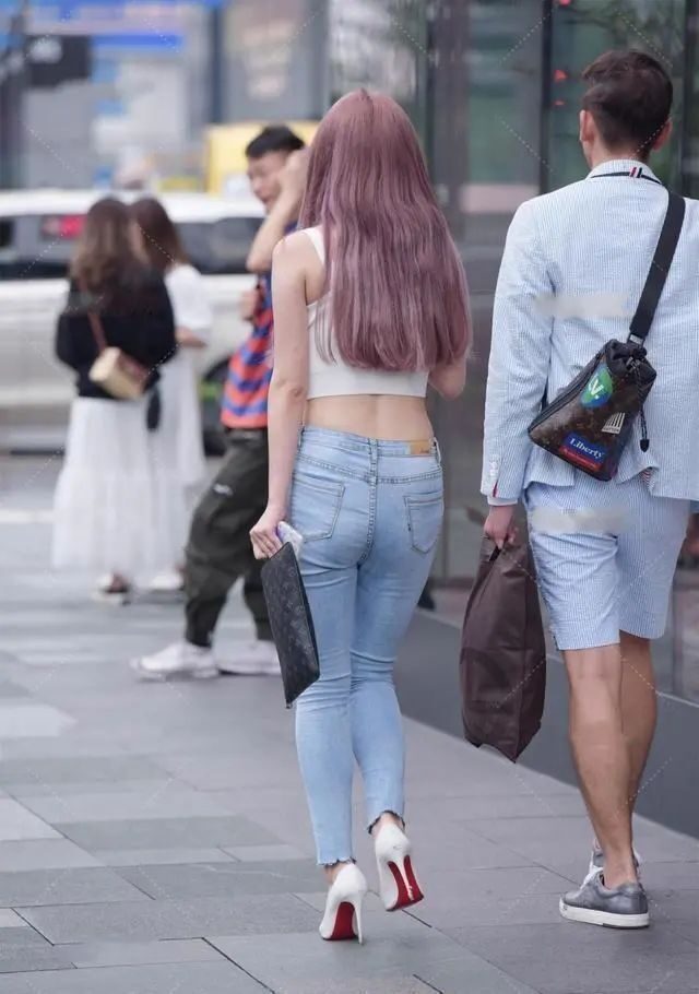 开叉裤 蓝色破洞打底裤搭配白色背心,款式感特别强,质感超凡