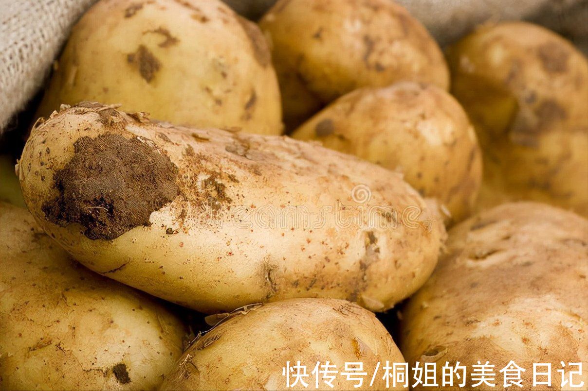 炒土豆丝，先焯水还是先浸泡？都不对，教你一招，更爽脆还不粘锅