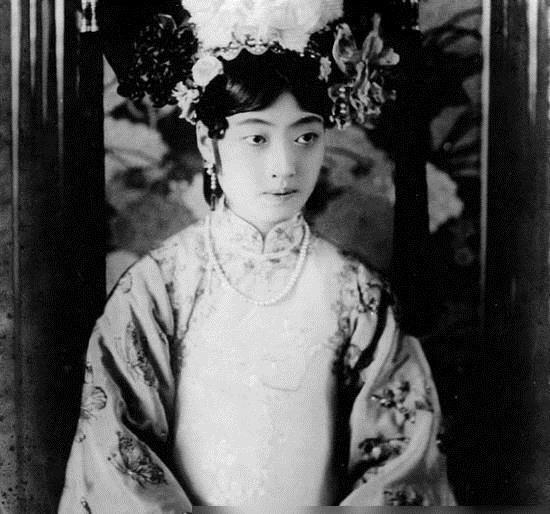 眼光来|清朝的妃子们其实并不丑,当她们认真照相的时候会美的让你感到惊艳