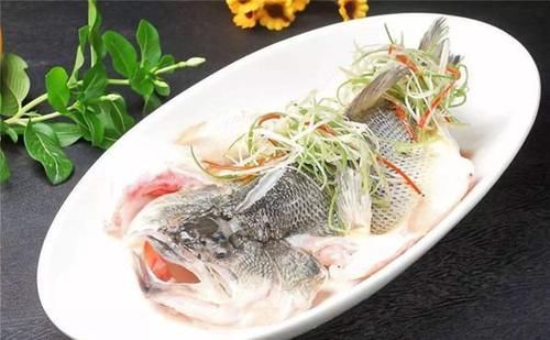  鱼汤|清蒸鱼的时候，鱼蒸好后是先倒蒸鱼豉油还是先响油？