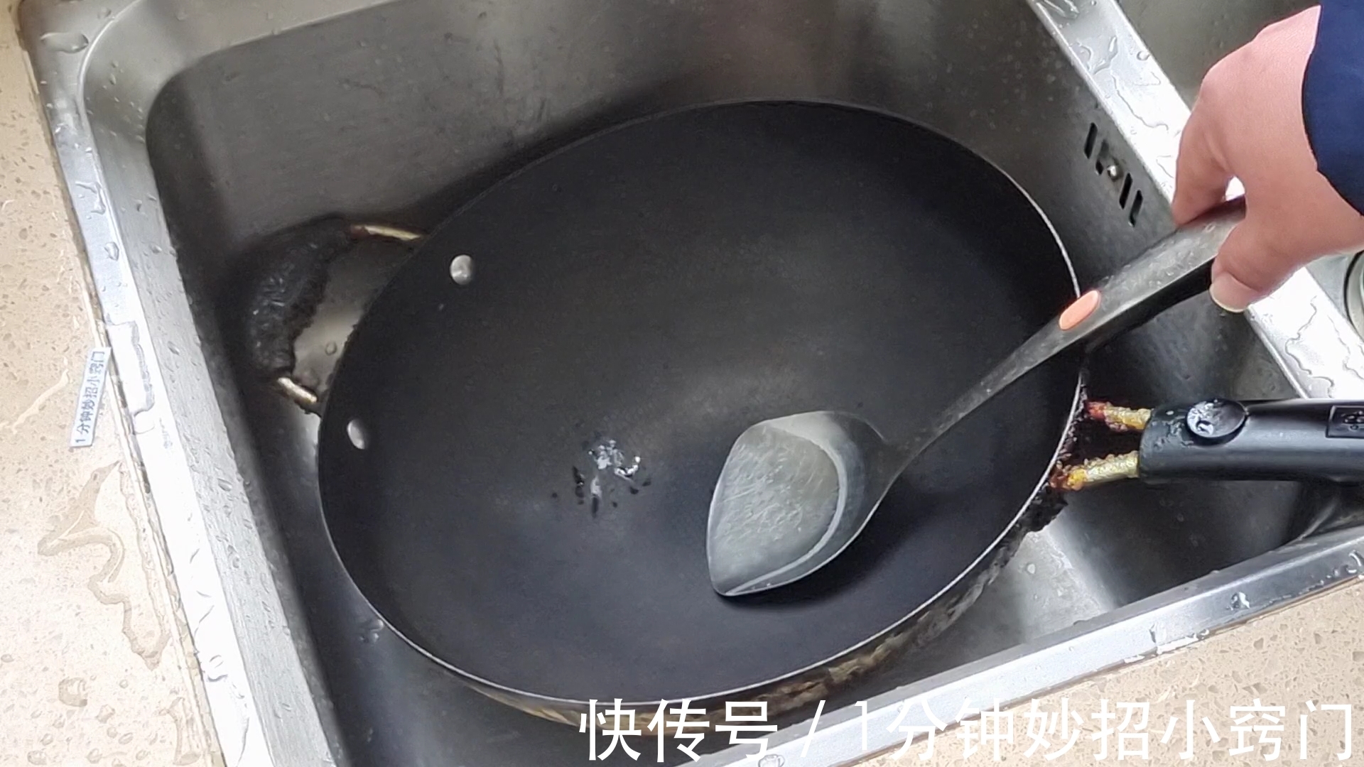 刚炒完菜的锅,不要立马用水冲洗,多亏大厨提醒,真的涨知识