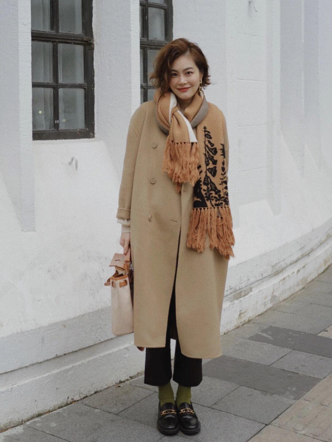 优雅|见过世面的女人,衣橱里都少不了“大衣”,时尚优雅又能提气质