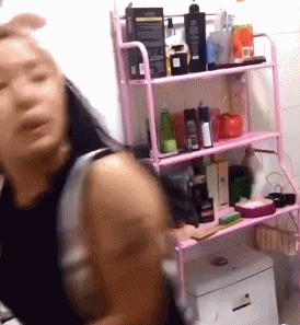 |搞笑GIF:哎呀!你给我点的这个香肠太大了,我吃不完!